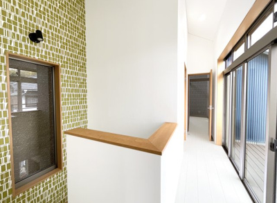 【内装】 | 伏見区桃山紅雪町　中古戸建 | 階段上がった2階ホールにも明るい窓が一面に。窓の外には広いデッキ＆バルコニーがあります。