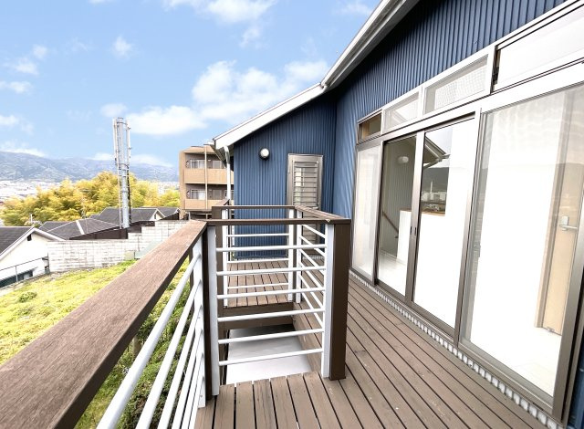 【バルコニー】 | 伏見区桃山紅雪町　中古戸建 | バルコニー目の前に建物はなく、開放的な景色が広がります。約10帖の洋室からも出入りできます。