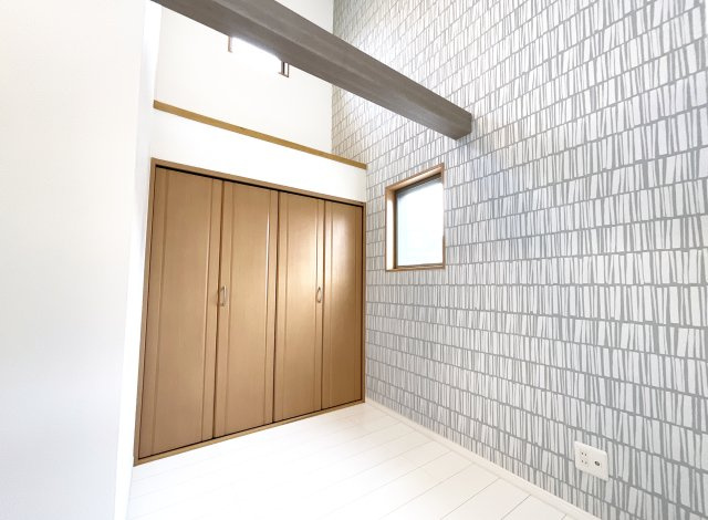 【洋室】 | 伏見区桃山紅雪町　中古戸建 | 《洋室約5帖》収納はどのお部屋にも完備されていますので、大変助かります。