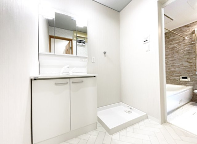 【独立洗面台】 | 伏見区桃山紅雪町　中古戸建 | 三面鏡タイプの洗面化粧台はシャンプーが出来る優れもの。忙しい朝の時間でも洗面台で髪を洗えます。