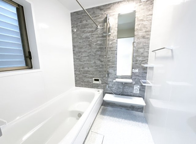 【浴室】 | 伏見区桃山紅雪町　中古戸建 | 綺麗にリフォームされたお風呂で1日の疲れをゆっくり癒せます。浴室暖房乾燥機付きは嬉しい。