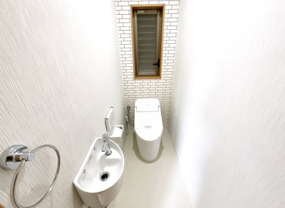 【トイレ】 | 伏見区桃山紅雪町　中古戸建 | 衛生面で特に気になるトイレも、新調していますので安心してお使い頂けます。タンクレストイレで室内スッキリ！お掃除ラクラク。