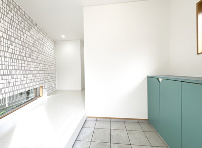 【玄関】 | 伏見区桃山紅雪町　中古戸建 | 玄関は広くて明るく、シューズボックスも完備されています。玄関スペースが贅沢なお家に住んでみませんか？内覧は、お気軽にご連絡下さい。