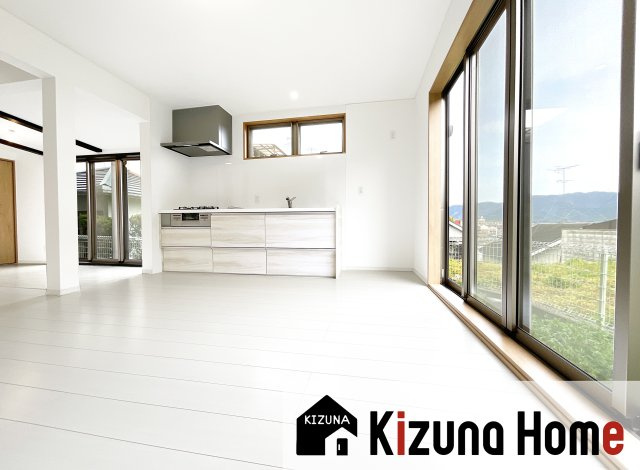 【居間・リビング】 | 伏見区桃山紅雪町　中古戸建 | 《外構・内装リフォーム済み》で、いつでもお引越しが出来るリフォーム済物件です（＾◇＾）開放的な眺望で快適な暮らし。