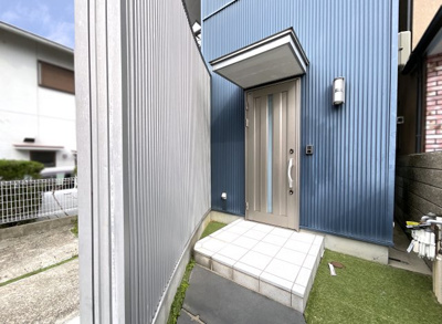 【玄関】 | 伏見区桃山紅雪町　中古戸建 | 最寄り駅は人気の『六地蔵駅』3WAY（＾◇＾）広い児童公園が徒歩3分・小学校徒歩4分と子育て世代の方にもおすすめ！