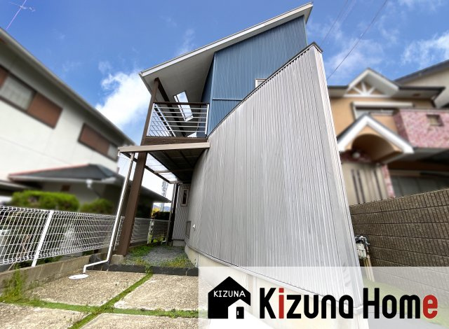 【外観】 | 伏見区桃山紅雪町　中古戸建 | 外観・室内ともにお洒落で個性的なデザイン住宅。《MOMOテラス》《イズミヤ》が徒歩10分圏内の便利な立地です。