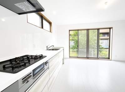 【キッチン】 | 伏見区桃山紅雪町　中古戸建 | キッチンから見える4枚の掃き出し窓。そこから見える自然の緑は、毎日の忙しい日々を癒してくれます。