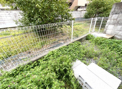 【庭】 | 伏見区桃山紅雪町　中古戸建 | 外にはお庭があり、お手入れをして頂ければ色々と暮らしにプラスされます。お子様の遊び場、ガーデニング、洗濯スペースなど使い道が広がりますね！
