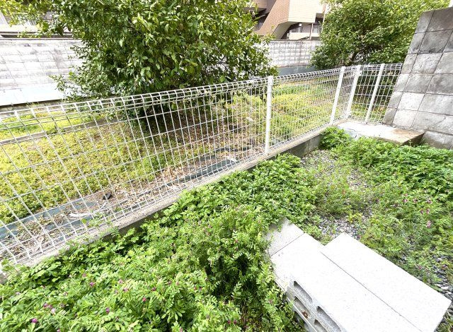 【庭】 | 伏見区桃山紅雪町　中古戸建 | 外にはお庭があり、お手入れをして頂ければ色々と暮らしにプラスされます。お子様の遊び場、ガーデニング、洗濯スペースなど使い道が広がりますね！