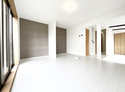 【居間・リビング】 | 伏見区桃山紅雪町　中古戸建 | 明るいLDKはご家族が自然と集まります。一度、実際に内覧されてみませんか？