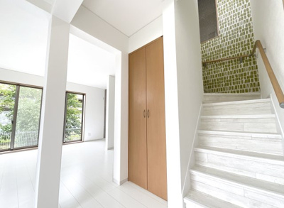 【居間・リビング】 | 伏見区桃山紅雪町　中古戸建 | 階段を上がるところにも収納があり、荷物がしっかり片付くお家です。