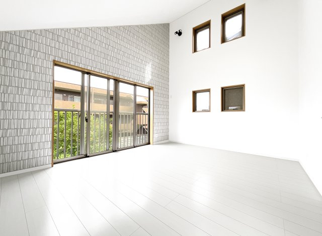 【洋室】 | 伏見区桃山紅雪町　中古戸建 | 《洋室約10帖》こちらの広い洋室は、10帖のスペースがあり天井が勾配になっています。解放感たっぷりの寝室です。