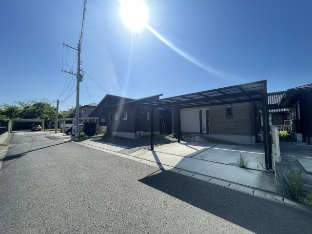 鏡町貝洲　築浅売物件の前面道路含む現地写真