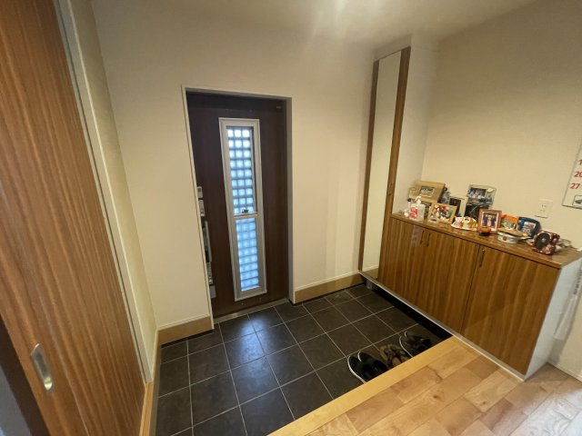 鏡町貝洲　築浅売物件の玄関