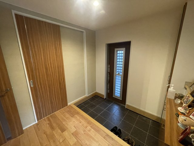 鏡町貝洲　築浅売物件の玄関