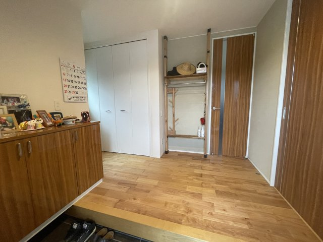 鏡町貝洲　築浅売物件の玄関