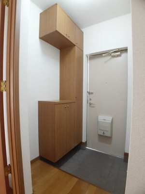 【玄関】 | カンフォート松島Ⅰ | 収納もある玄関です