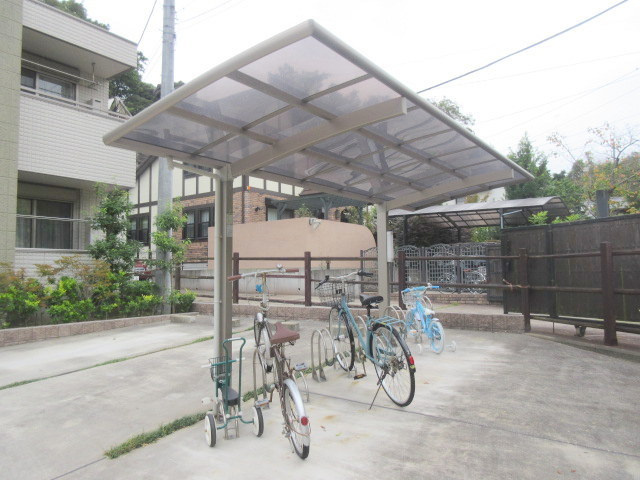 シャンベール北鎌倉１のその他共用部分|屋根付きの駐輪場