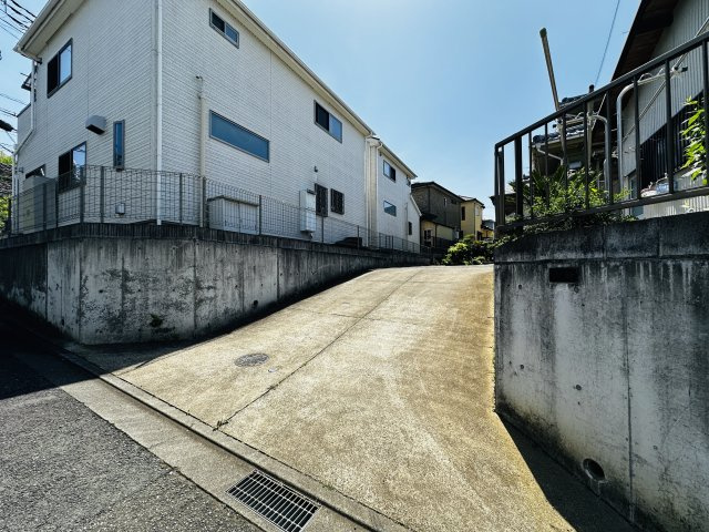 平塚市公所　敷地広々和風建築の中古戸建の前面道路含む現地写真