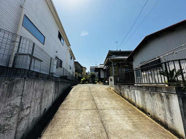 平塚市公所　敷地広々和風建築の中古戸建の駐車場