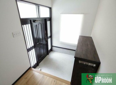 神屋町戸建貸家の玄関