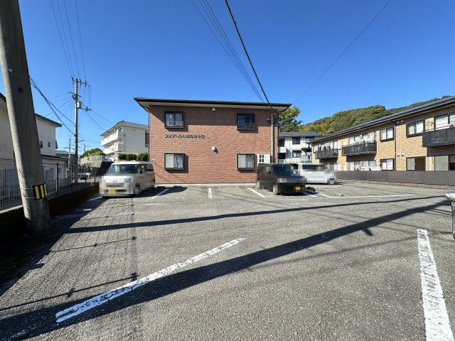 フォブールいちのみや B棟の駐車場