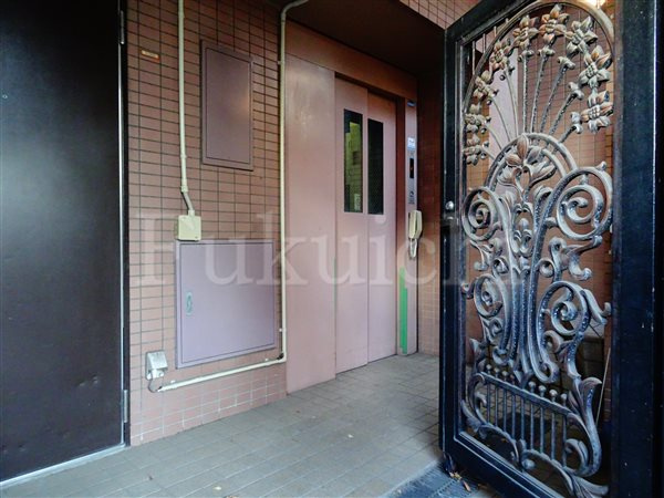 クーネル目黒南のエントランス