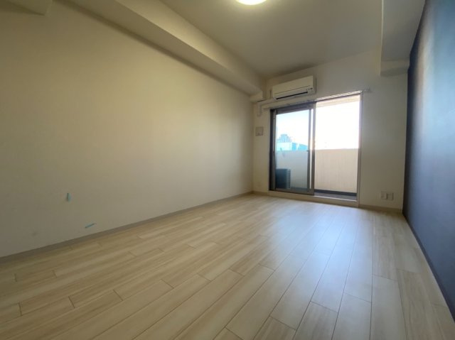 クリスタルグランツ梅田2の居間・リビング