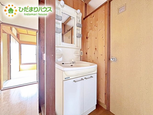 【独立洗面台】 | 笠間市旭町　中古戸建 | ゆったりとした洗面所には物入れを完備！タオルや洗剤をしまえます(^^)/