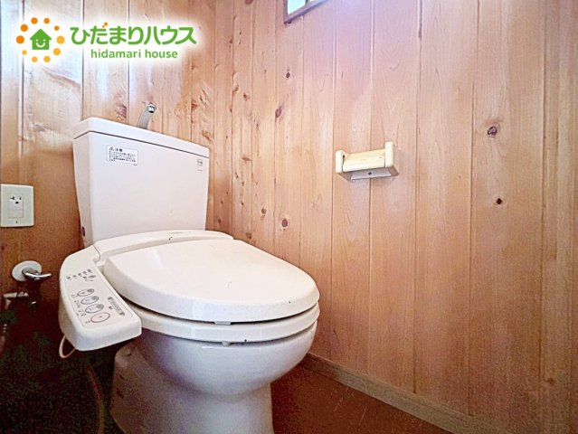 【トイレ】 | 笠間市旭町　中古戸建 | ウォシュレット標準装備。自動洗浄で流し忘れの心配も御座いません。清潔感にあふれた空間と機能的な洗浄装置。毎日何度も使う場所だから快適に。便利に。