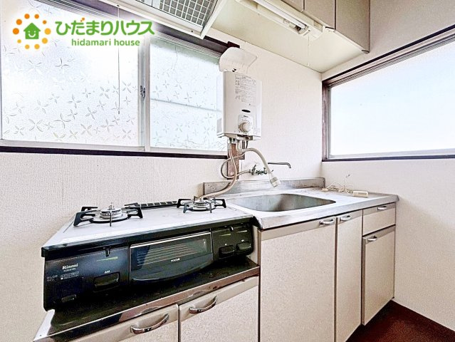 【キッチン】 | 笠間市旭町　中古戸建 | 3口コンロと収納豊富なキッチンで、毎日のお料理もはかどります☆