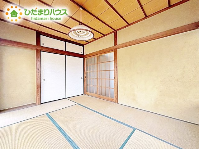 【居間・リビング】 | 笠間市旭町　中古戸建 | 南側にお庭があり、明るく開放感のあるリビング。昼間は、電気いらずでエコ+節約にもなります。