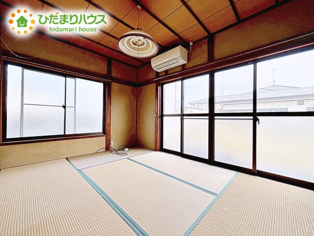 【居間・リビング】 | 笠間市旭町　中古戸建 | 自然と家族が集う、気持ちのいいリビング。二面採光となっており、いつでも気持ちのよい日差しが降り注ぎます。