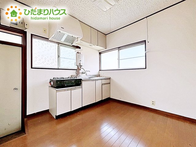 【ダイニング】 | 笠間市旭町　中古戸建 | キッチン後ろの広いスペースには、カップボード（食器棚）を置いて家事効率UP！