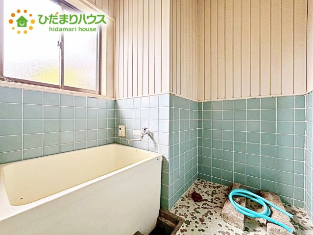 【浴室】 | 笠間市旭町　中古戸建 | 浴室には窓があり、換気が良好です。リラックスできるバスタイムを楽しむことができ、心地よい空間を提供します。