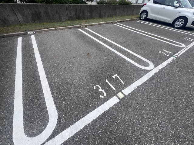 ビレッジハウス志染6号棟の駐車場
