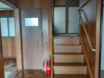 【設備】 | 岡谷市湖畔2丁目 中古住宅③ | 東側玄関から入るとすぐ小上がりがあります。