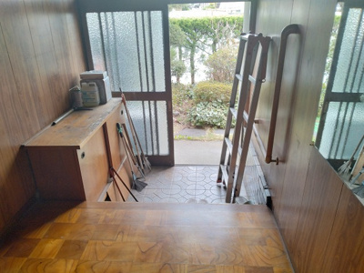 【玄関】 | 岡谷市湖畔2丁目 中古住宅③ | 東側の玄関