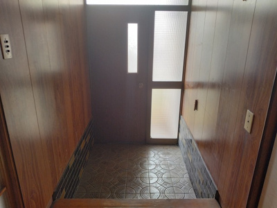 【玄関】 | 岡谷市湖畔2丁目 中古住宅③ | 西側の玄関