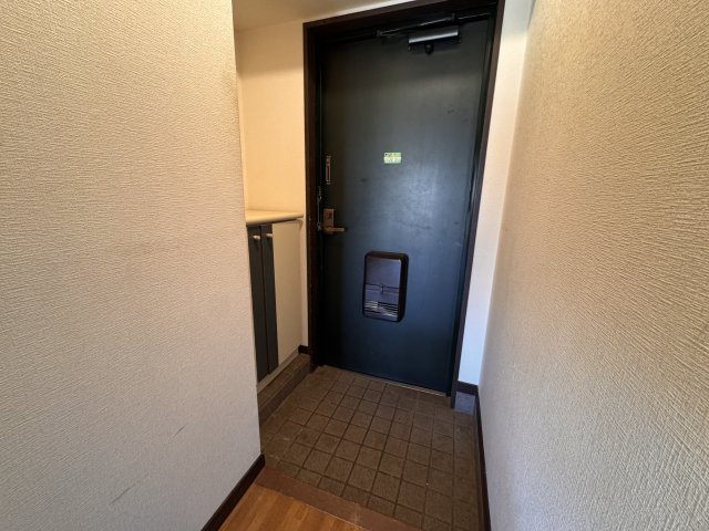 ホワイトパレス黄金五番館の玄関
