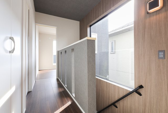 大津市衣川一丁目　中古戸建天然木フルリノベーションのその他|大きな窓があり明るい廊下です