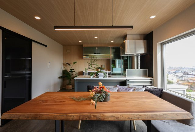 大津市衣川一丁目　中古戸建天然木フルリノベーションのダイニング|天然木”アサメラ”のダイニングテーブル♪
おうちの主役になること間違いなしです★