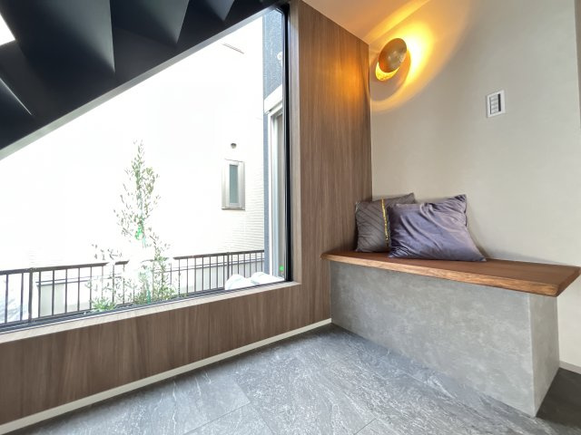 大津市衣川一丁目　中古戸建天然木フルリノベーションのその他|階段下の天然木”アサメラ”のベンチ♪