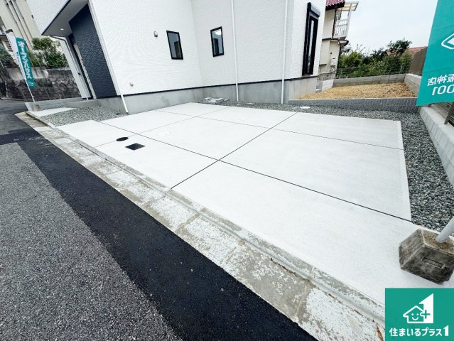 宝塚市御殿山　第1期　未入居の駐車場|並列３台駐車可能！ゆとりの駐車スペースで車庫入れもスムーズ！

