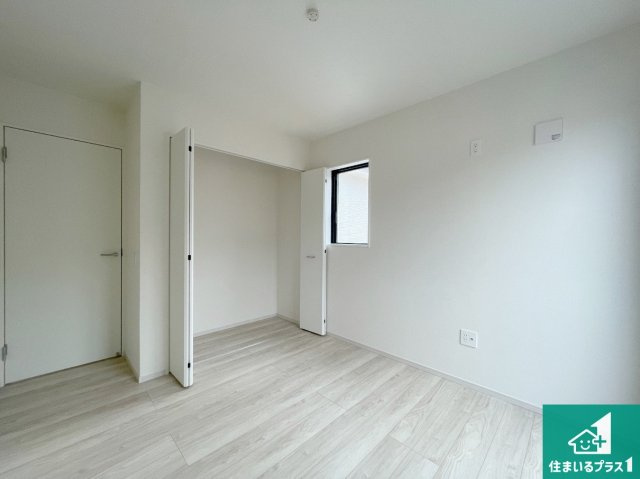 宝塚市御殿山　第1期　未入居の洋室|寝室は心地よい眠りについてもらいたくて、シンプルかつ開放的な空間な設計にしています！大きな窓から差し込む日が心地いいです♪