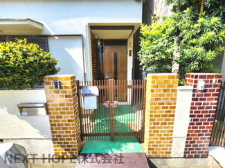 【玄関】 | 尼崎市南武庫之荘８丁目中古戸建 | 玄関前には門扉も有り、プライバシーが守れます！！