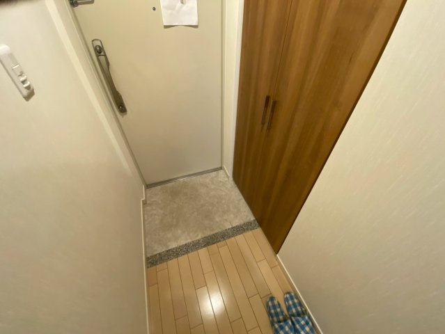 プランドール西岡本の玄関