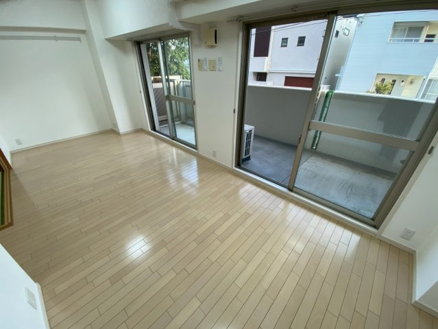 プランドール西岡本の居間・リビング