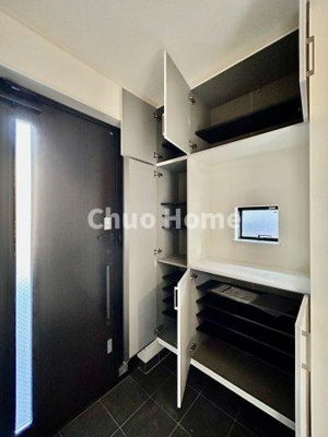 【玄関】 | 江戸川区東葛西3丁目新築分譲住宅 | 【玄関】玄関には大型のシューズクローゼットを設置しておりますのでいつでもスッキリりとした空間を保てます。玄関周りを清潔に使うのはとても大事なことですよね。