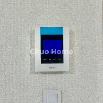 【セキュリティ】 | 江戸川区東葛西3丁目新築分譲住宅 | 【モニターホン】誰が来たかすぐにわかるカラーモニター付きインターホン。通話ボタンを押すまでは室内の音は漏れていませんので相手を確かめてから応対できます。